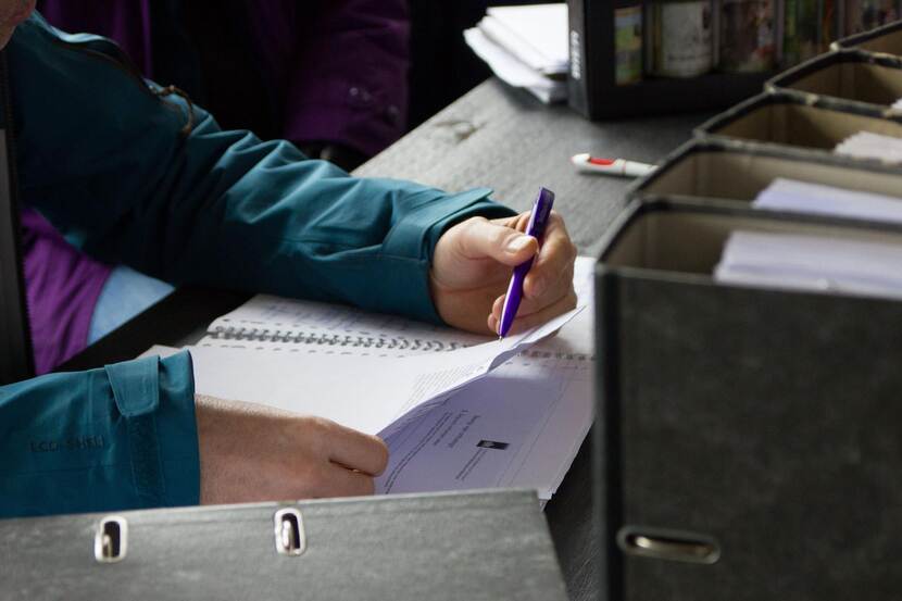 Contract dat wordt doorgelezen aan een bureau